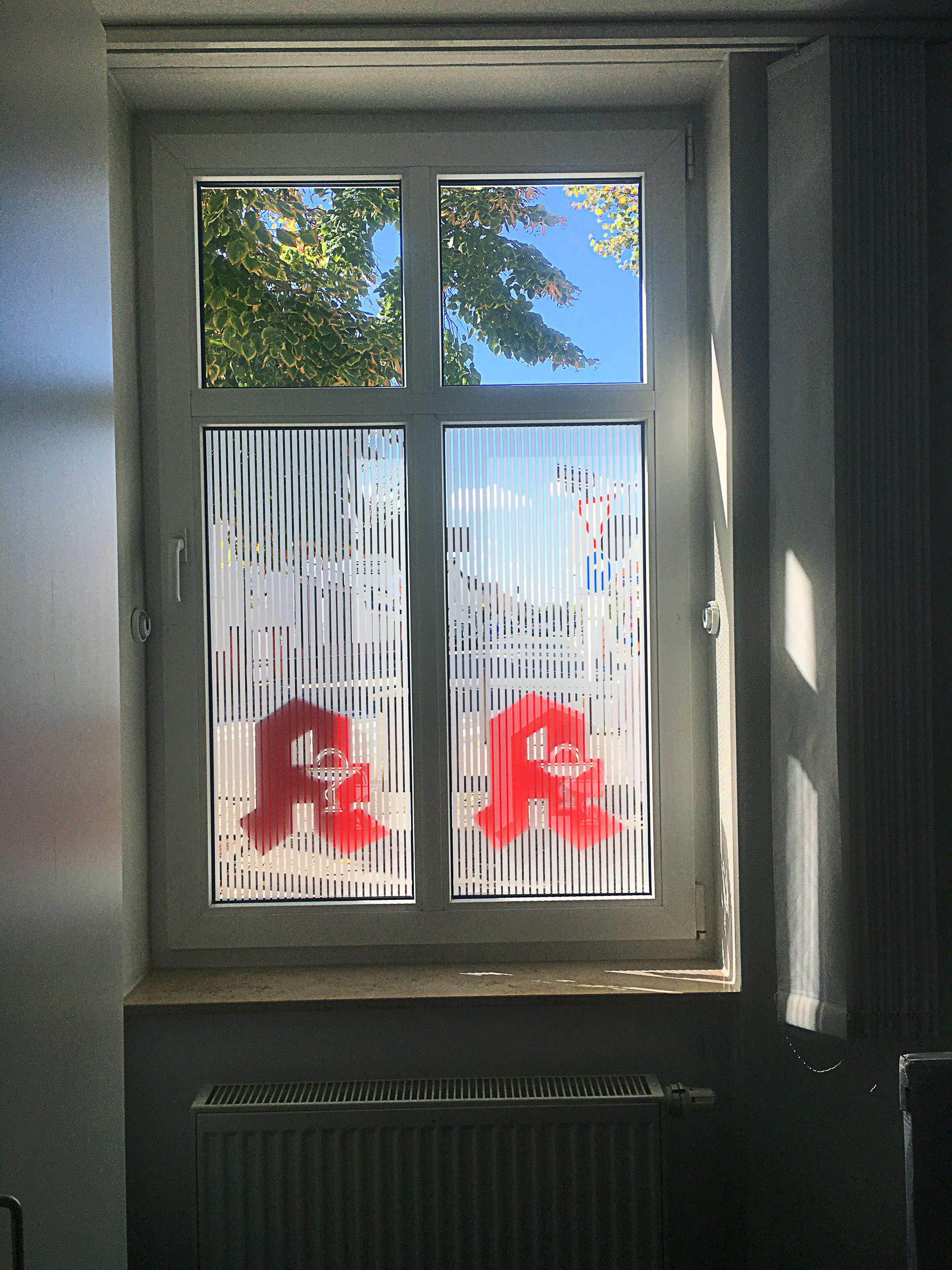 Senkrechte Sichtschutzstreifen mit Logo-Folienplotts individuelles Glasdekor von anplakt