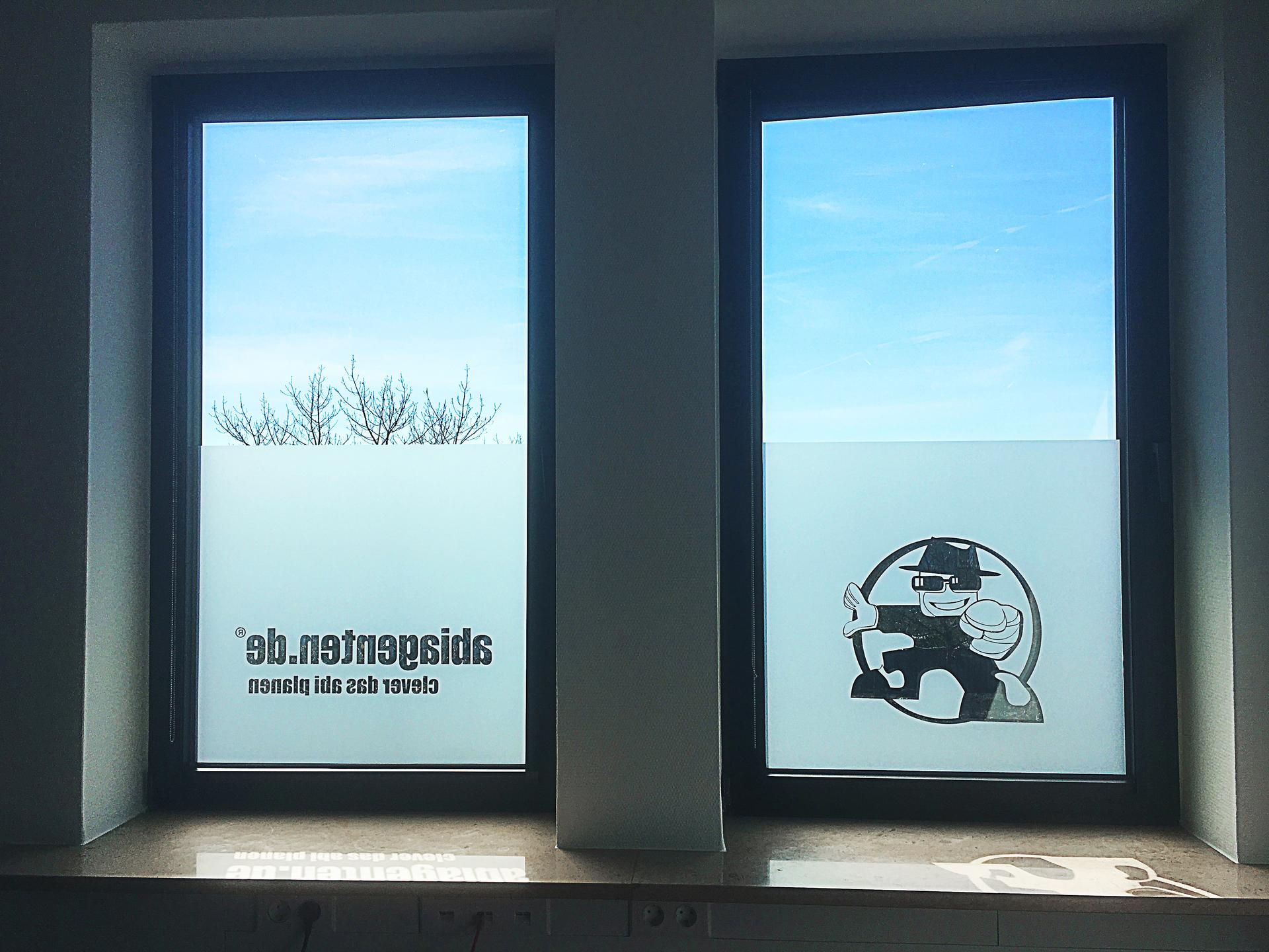 Fenstersichtschutz mit Firmenlogo professionelle Folien von anplakt