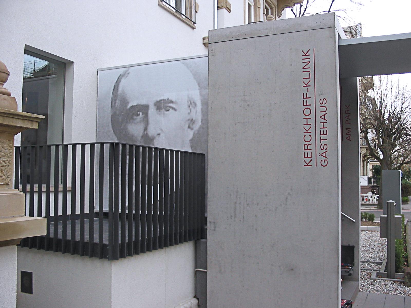 Gebäudekennzeichnung mit Folienbeschriftung und großformatigen Bannerdruck Planen als Außenwerbung Banner in Frankfurt Innenstadt von anplakt