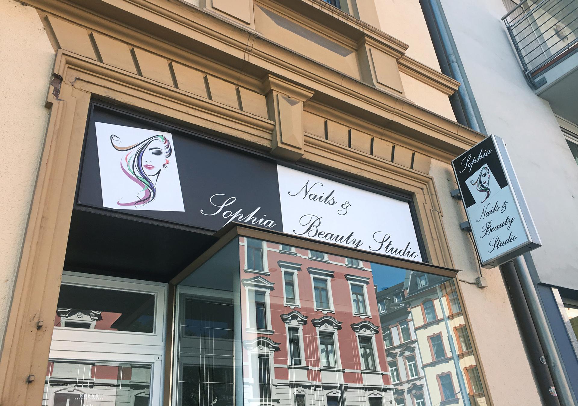 Ladenbeschriftung mit Firmenschild und Aussteck-Leuchtkasten in Frankfurt am Main von anplakt