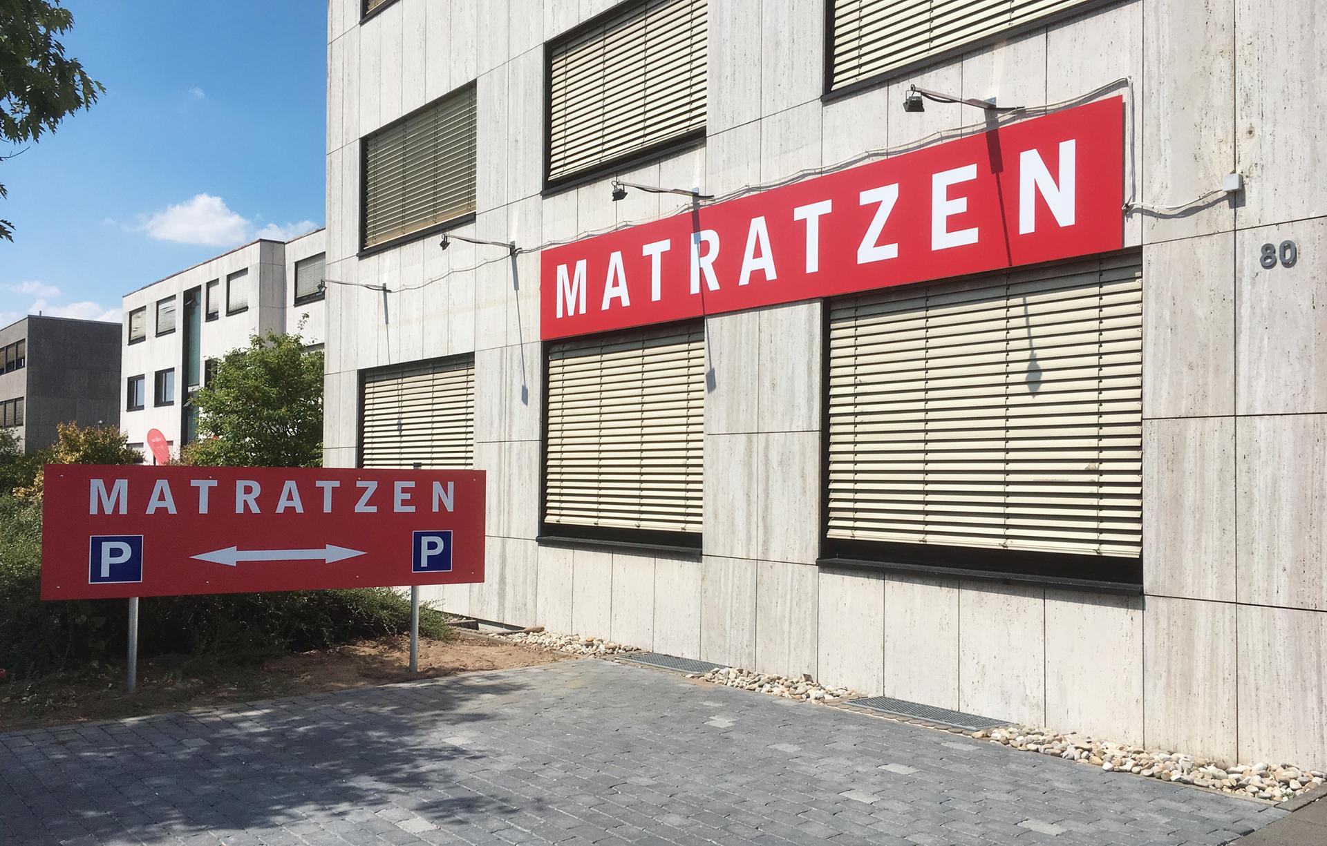 Außenwerbung Firmenschild und Parkplatzschild aus Aluminiumverbund Nähe Frankfurt