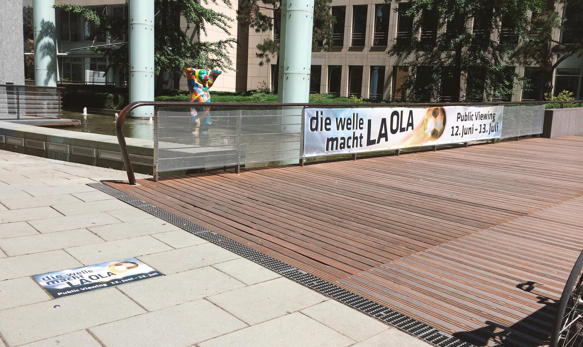 Eventkennzeichnung mit Mesh-Banner und speziellen Fliesenaufklebern von anplakt in Frankfurt und Umgebung