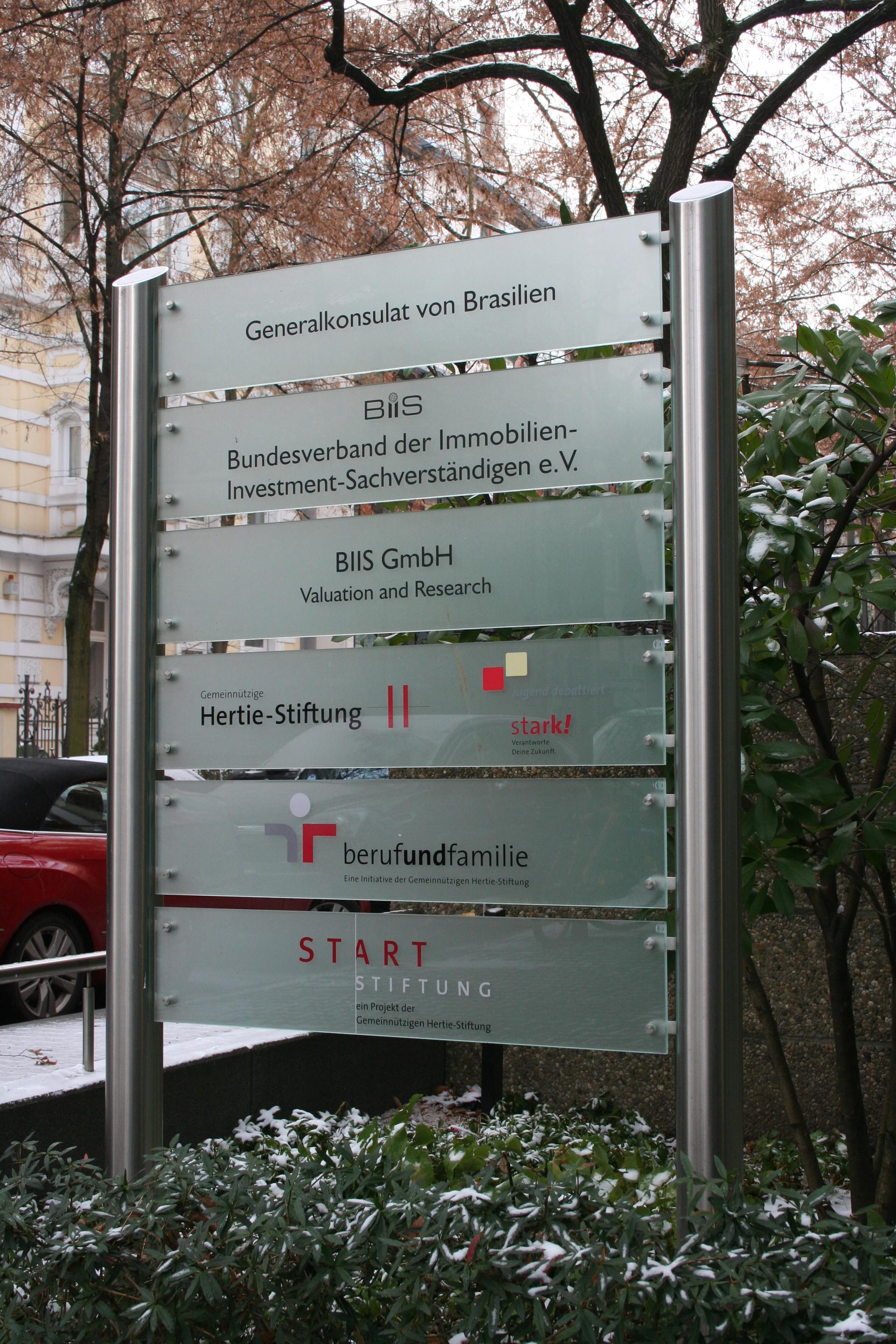 Stele mit Edelstahlpfosten und folienbeschrifteten Glasträgern in Frankfurt