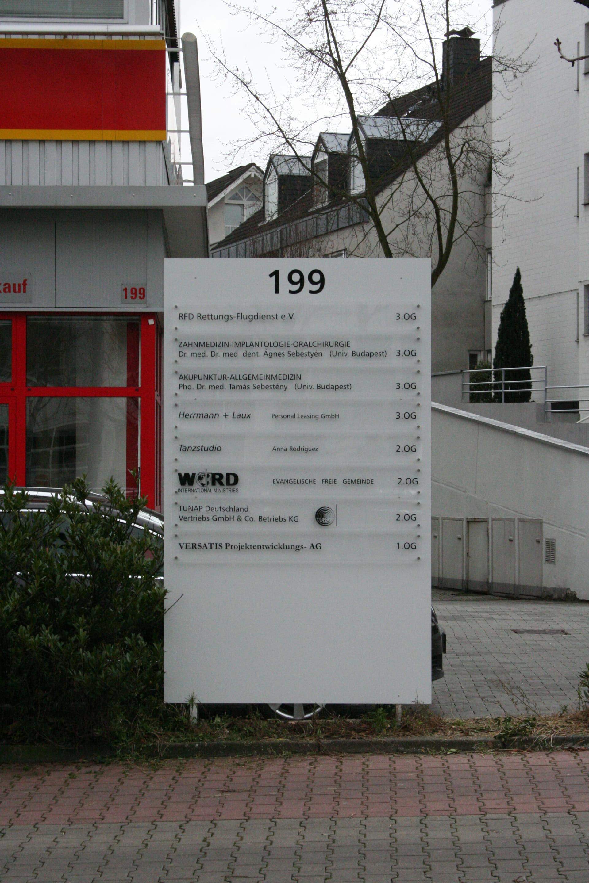 Aufsteller aus Aluminiumverbund mit aufgesetzten folienbeschrifteten Plexiglasschildern Schildsystem zur Orientierung im Rhein Main Gebiet
