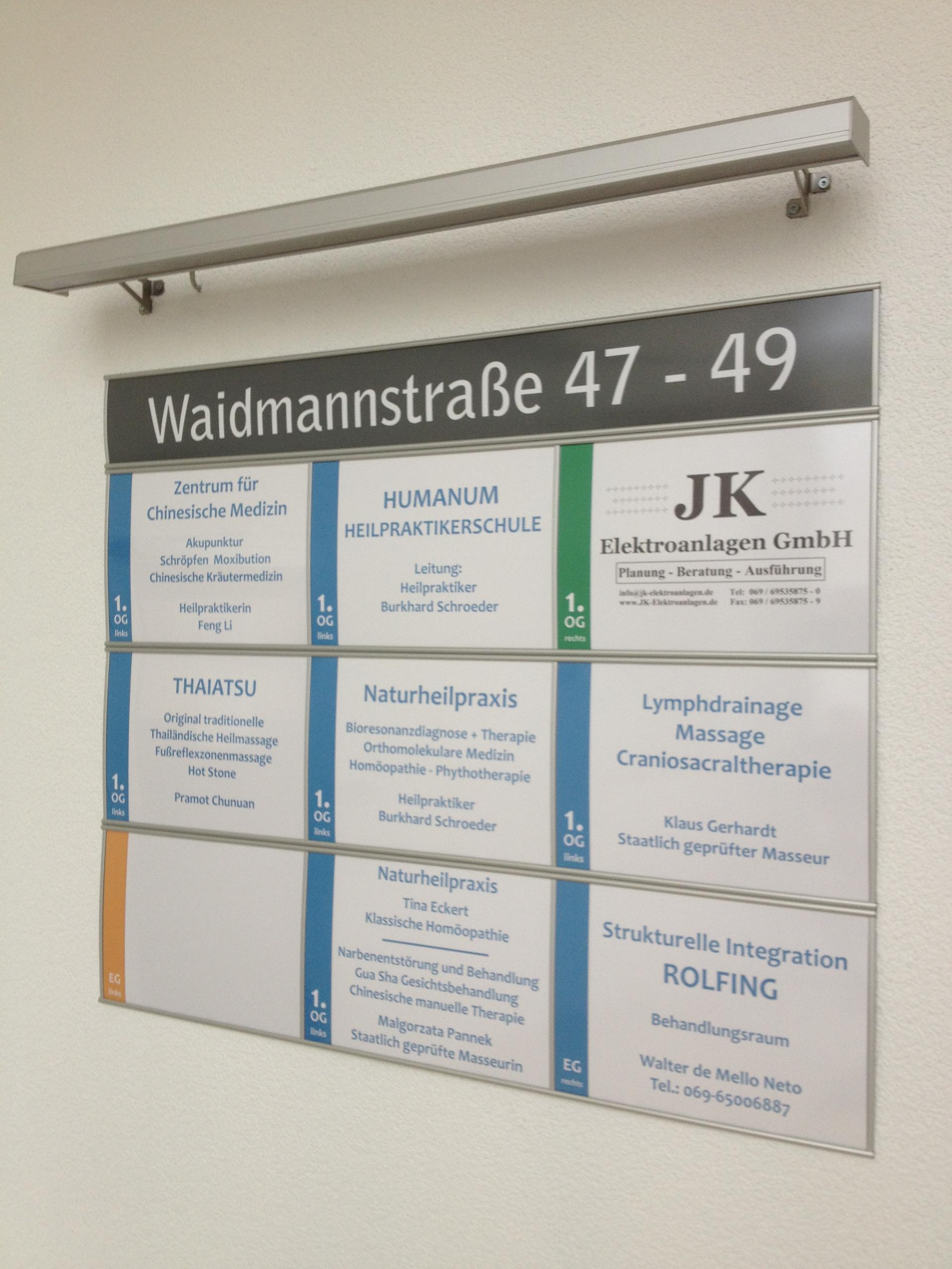 Modulares Schildersystem mit Papiereinleger für die Objektbeschilderung Bürogebäude