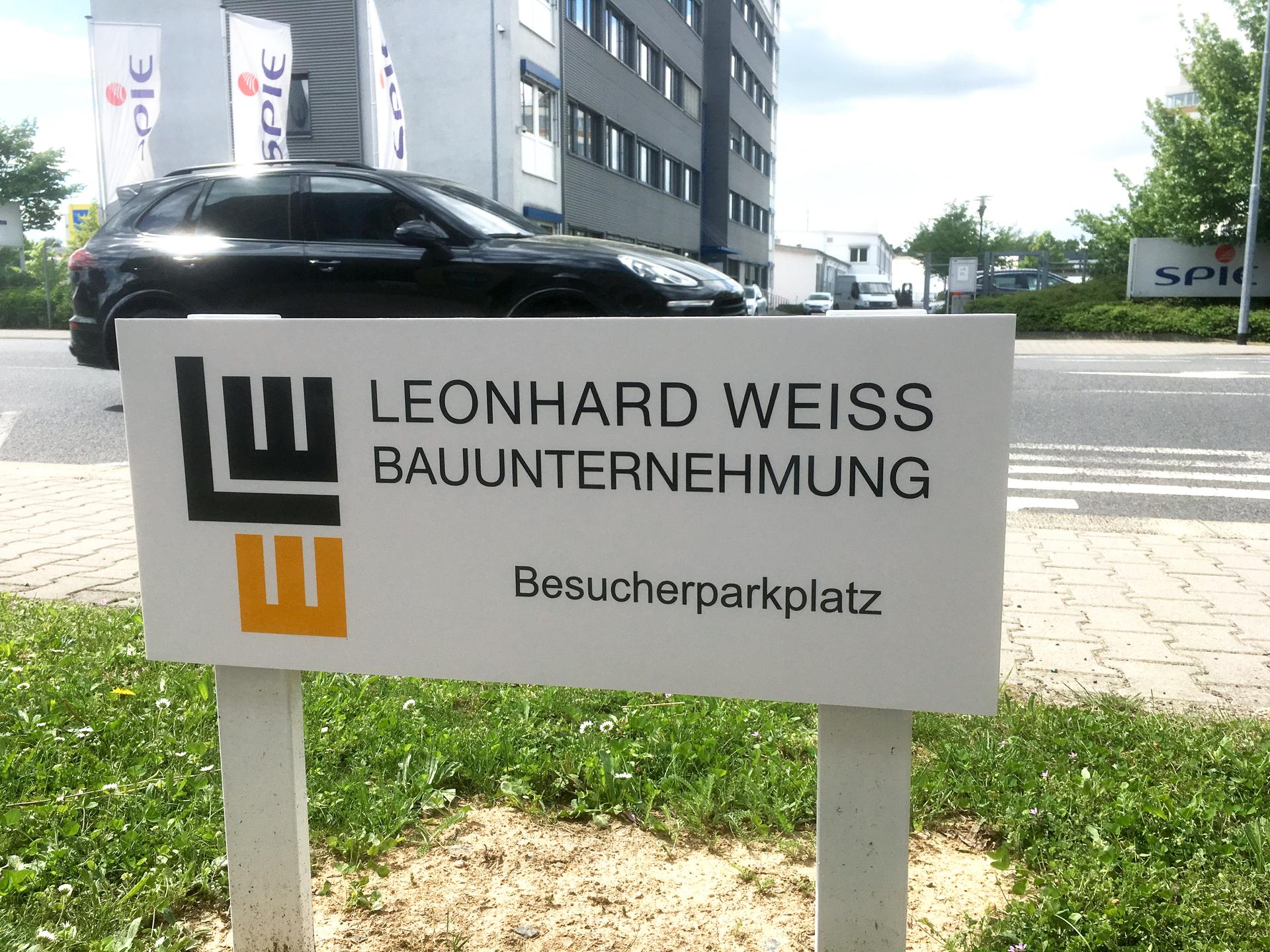 Parkplatzschild individuelle Beschilderung Schild aus PVC mit geschnittenen Folienschriften in Frankfurt am Main