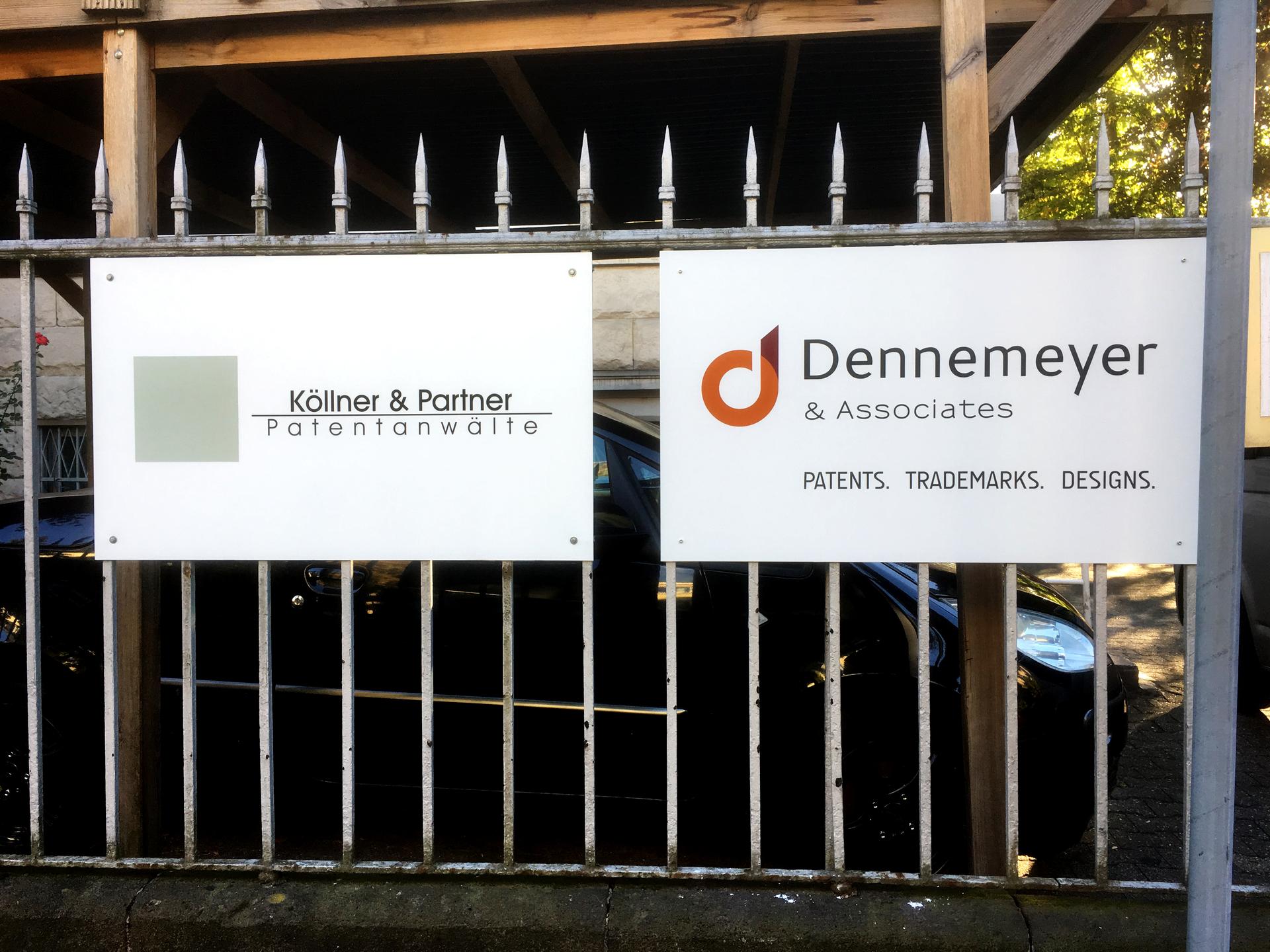 Zaunschilder aus Aluminiumverbund mit Folienbeschriftung in Frankfurt am Main von anplakt