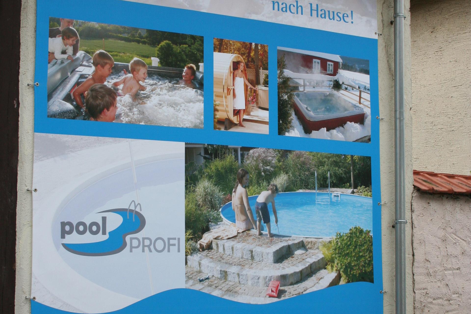 Großflächig bedruckter wetterfester Banner rundum gesäumt und geöst Frankfurt Rhein Main von anplakt