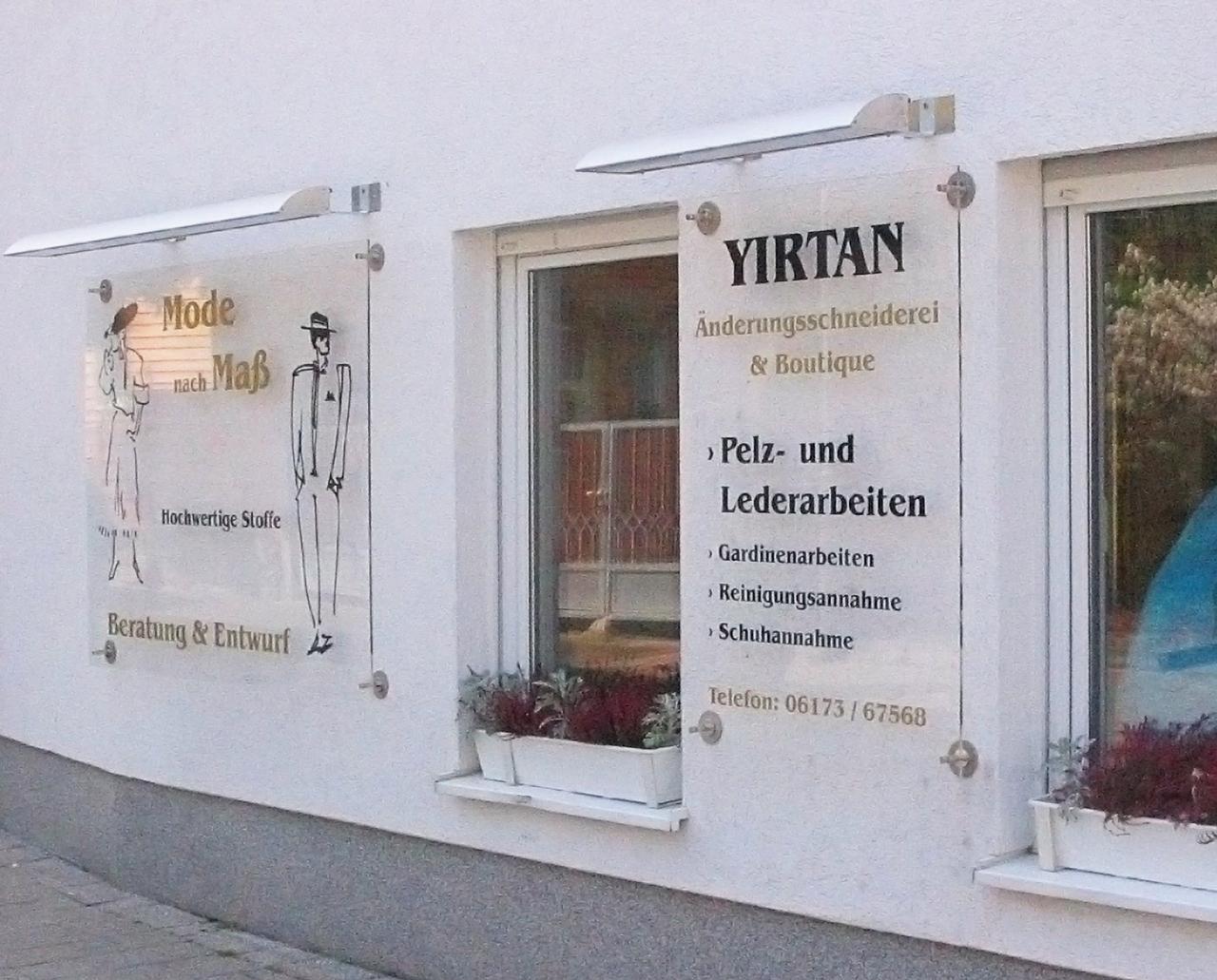 Plexiglas Schildsystem mit Folienbeschriftung in Frankfurt von anplakt