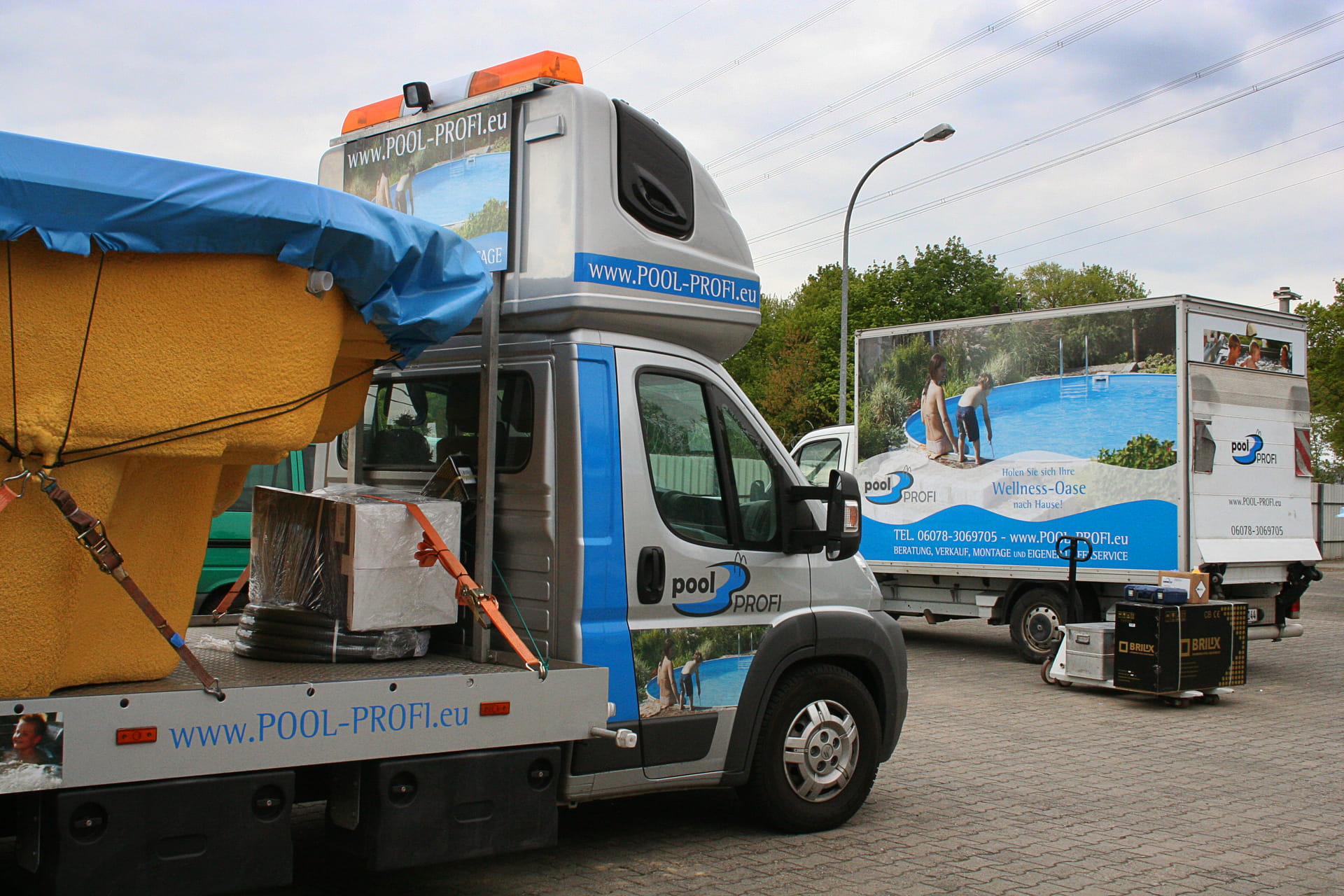 Individual vehicle lettering Large-area foil printing for PoolProfis by anplakt